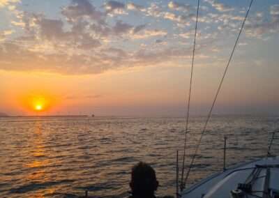 disfrutando puesta de sol en barco en Getxo