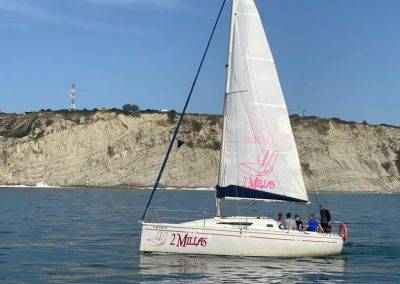 Bordeando los acantilados de la Galea paseo en velero